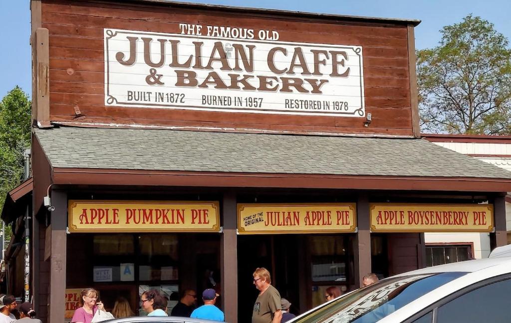 Julian House Of Games Villa Exterior photo